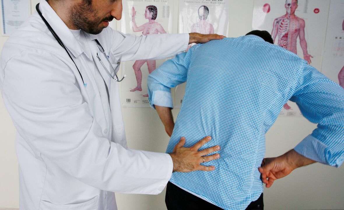 Examen realizado por un médico para detectar dolor lumbar.