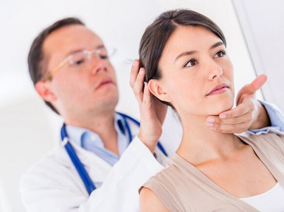 un médico examina a un paciente con osteocondrosis cervical
